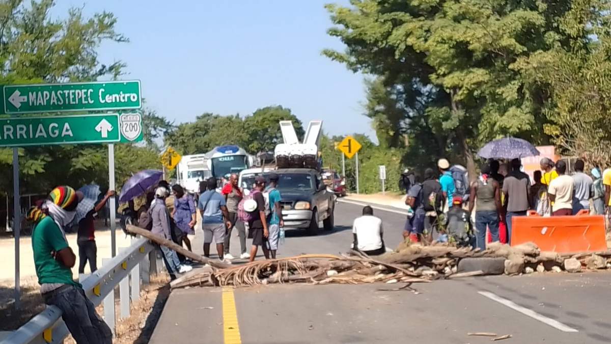 El bloqueo en la carretera costera a la altura del municipio de Mapastepec