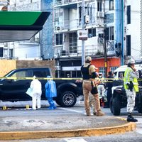 En pleno puente, dos turistas son baleados en la costera de Acapulco; uno murió