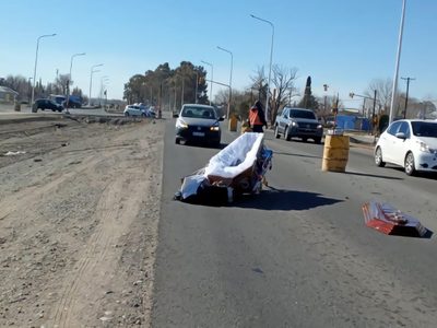 Un coche fúnebre en movimiento perdió un ataúd en Senillosa: cómo ocurrió