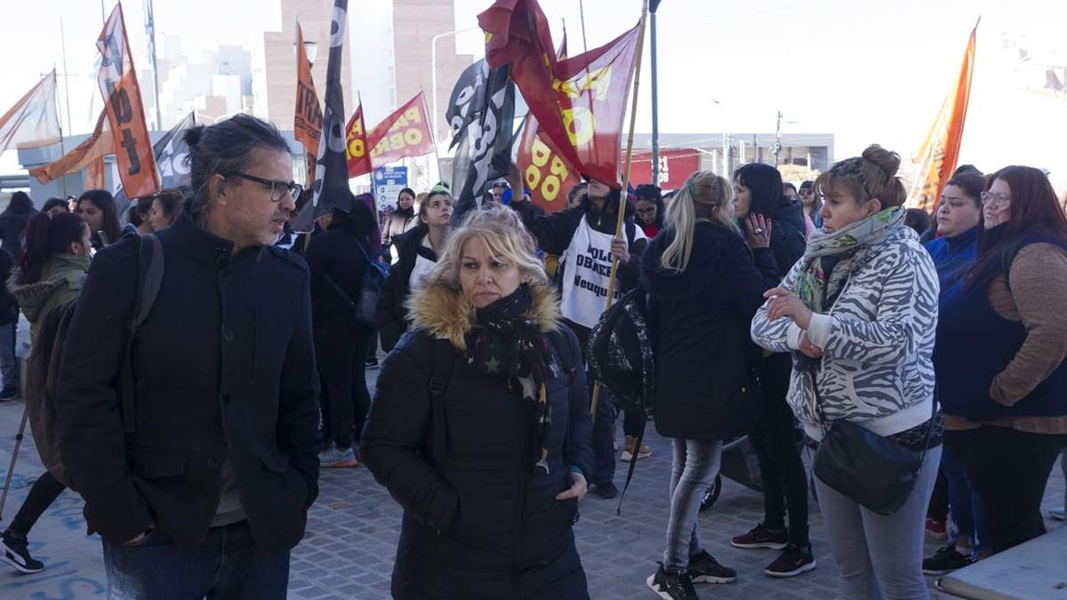 La madre de Silvia Cabañares ingresa a la Ciudad Judicial junto a su abogado. Fuente: (Emiliano Ortiz)