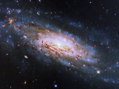 Hubble observa una galaxia a 50 millones de años luz con un agujero negro voraz