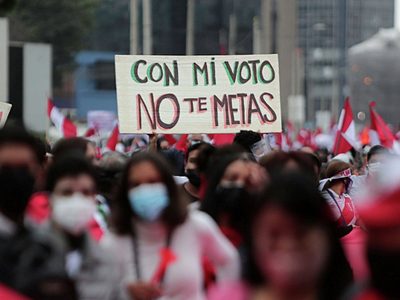 Perú se moviliza en defensa del voto: izquierdistas y derechistas marchan en Lima
