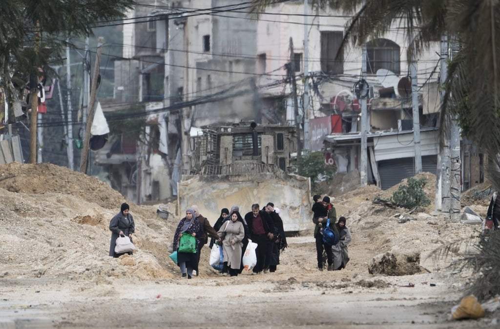 Palestinos en Cisjordania, evacúan sus hogares mientras el Ejército israelí continúa su operación en la zona el martes 11 de febrero de 2025