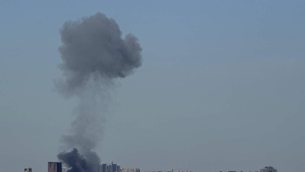 Humo sobre el cielo de Kiev tras el ataque ruso del lunes