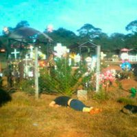Asesinan a dos personas frente a un panteón en Michoacán