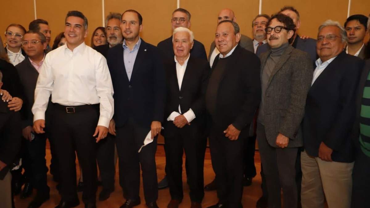 Los líderes del PRI, PAN y PRD, junto con otros políticos
