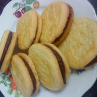 No gastes en el chino o supermercado: prepará estas crujientes galletitas rellenas de chocolate para merendar