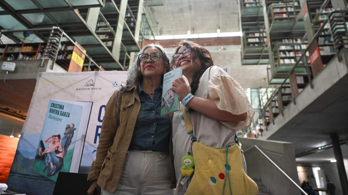 Rivera Garza (izquierda) durante una firma de libros el 10 de agosto en la Biblioteca Vasconcelos