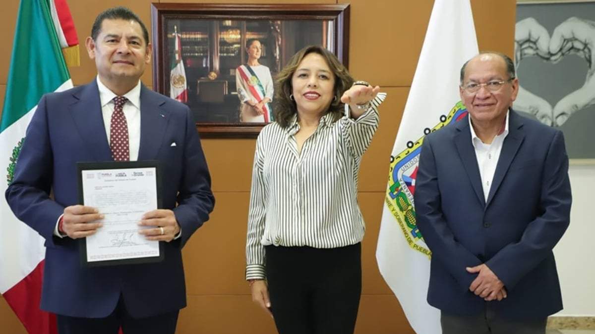 Alejandro Armenta Mier con Miryam Aquino Mena
