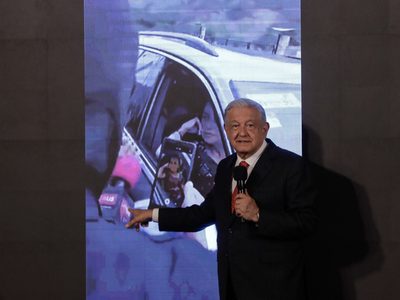 El INE pide a López Obrador bajar mañaneras donde alaba a Claudia Sheinbaum