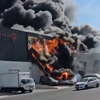 Arde nave que almacenaba unicel y plástico en Querétaro (Video)