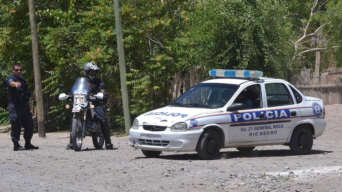 Móvil policial en General Roca. Fuente: (Twitter)