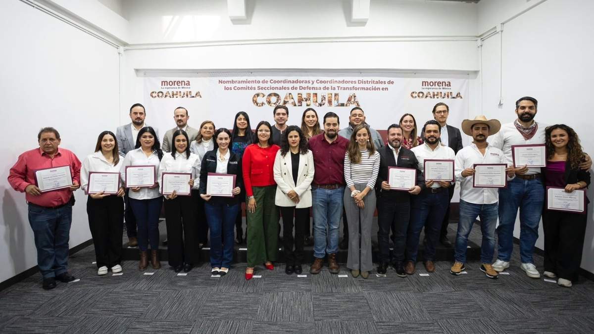 Luisa Alcalde con los “coordinadores de comités distritales”