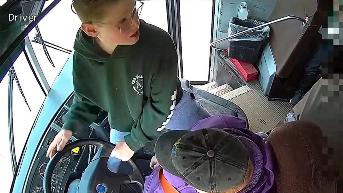 Dillon Reeves al momento de sujetar el volante