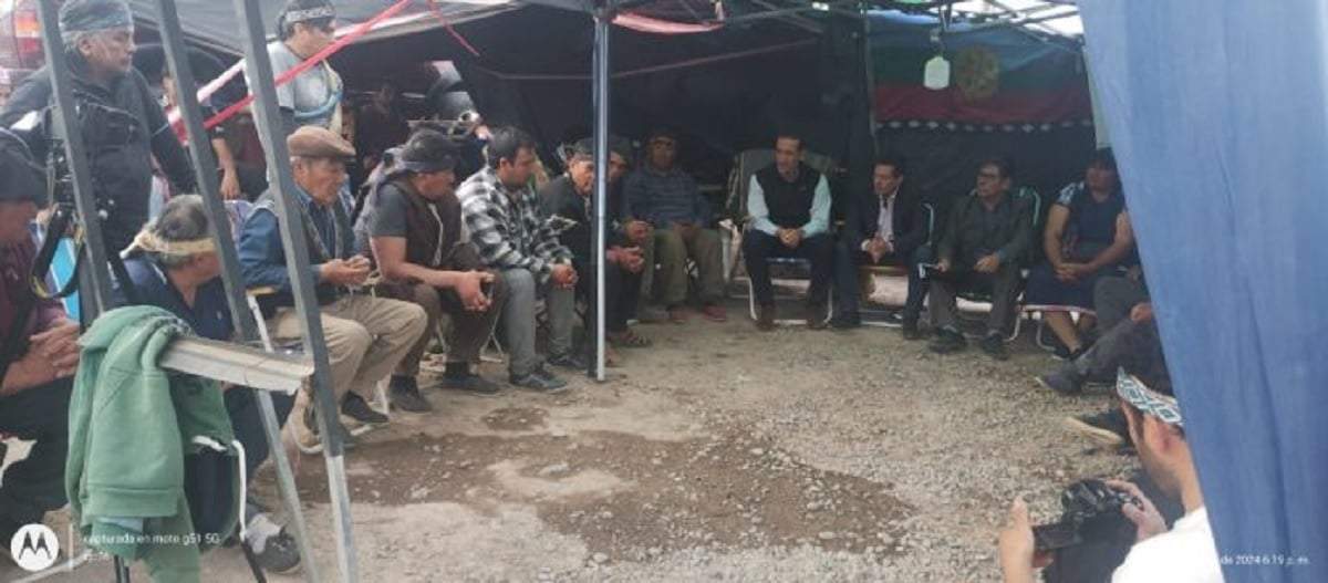 El ministro de Gobierno Jorge Tobares reunido con comunidades mapuches. Fuente (Gobierno de Neuquén)