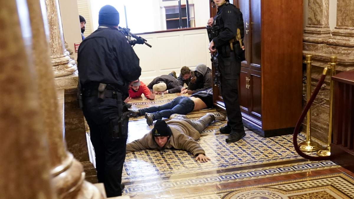 La Policía del Capitolio de Estados Unidos somete a los manifestantes cerca de la Cámara de Representantes