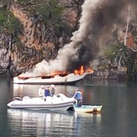 Un yate se incendió en la zona de Bahía Brava del Lago Nahuel Huapi