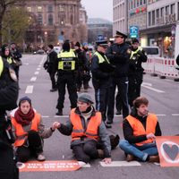 Ecologistas se pegan al asfalto para paralizar el tráfico en Berlín y Múnich (videos)