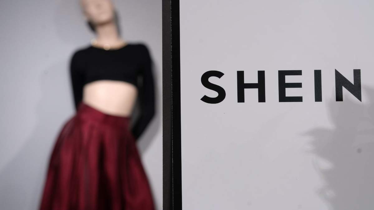 Ropa de la compañía china Shein se ve en los grandes almacenes BHV (Bazar de l'Hotel de Ville), el martes 4 de noviembre de 2025 en París