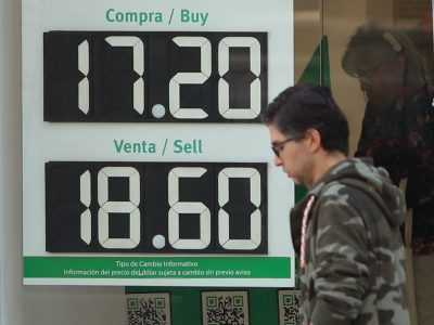Más dinero entra a Estados Unidos y el peso cae frente al dólar
