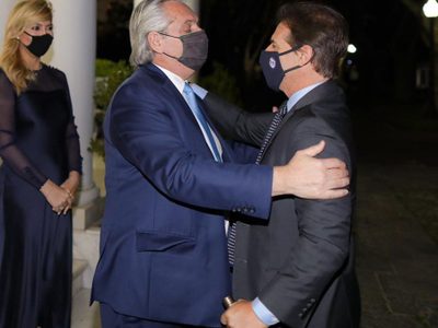 En medio de escándalos y tensiones, Alberto Fernández se reúne con Luis Lacalle Pou