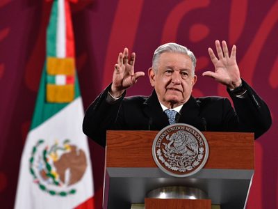 AMLO alista una ley para recortar presupuesto al INE y evitar compra de votos