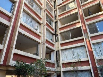 Aferrados a un edificio con “alto riesgo de colapso”