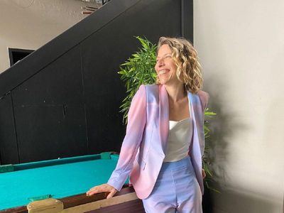 Con conciencia ecológica: la original casa de Elena Roger en el sur, hecha con materiales de descart