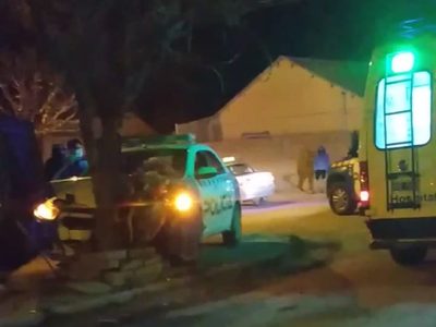 Zapala: tremendo impacto de un móvil policial contra un árbol