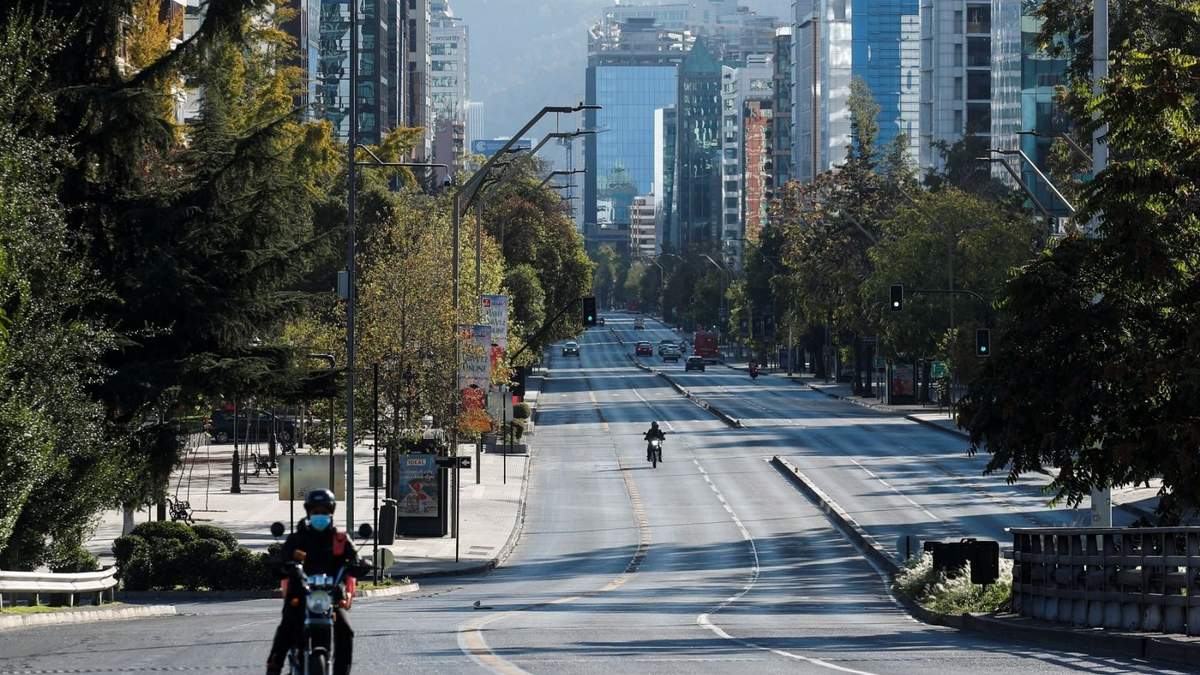Así lucen las calles de Santiago, capital de Chile, en plena cuarentena. Fuente: (Twitter)
