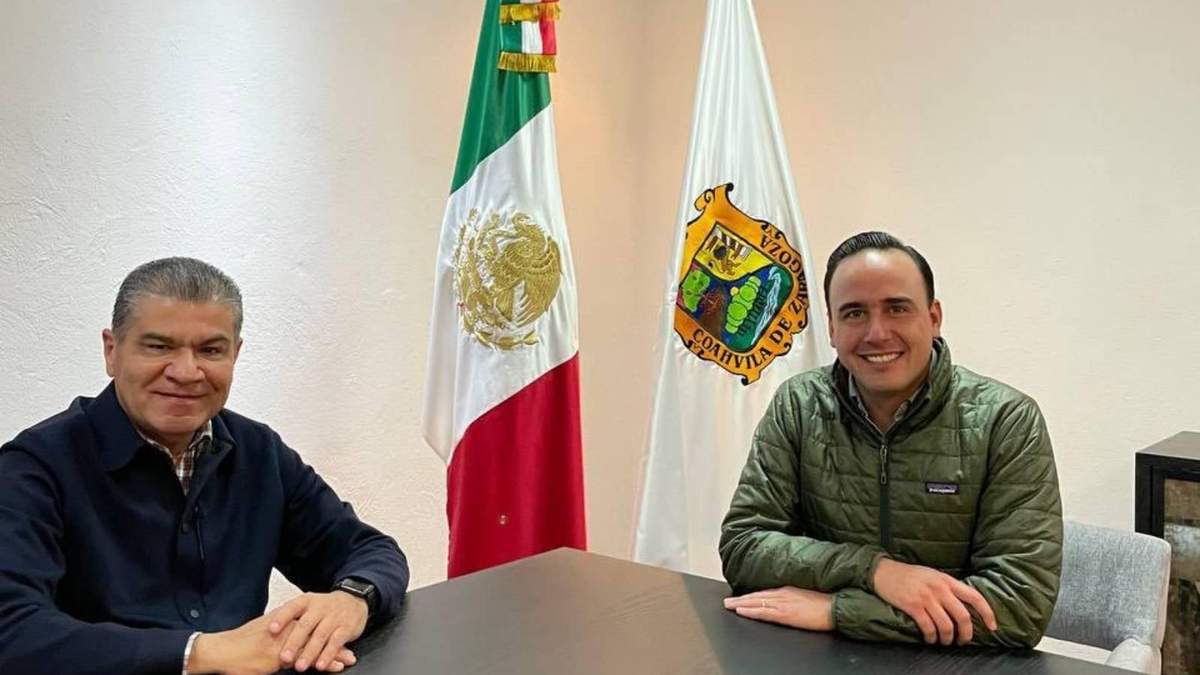 Manolo Jiménez Salinas con el gobernador Miguel Ángel Riquelme