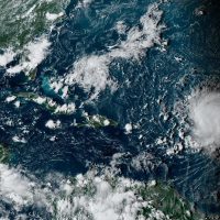 El huracán Lee sigue avanzando por aguas abiertas y provoca grandes olas en el norte del Caribe
