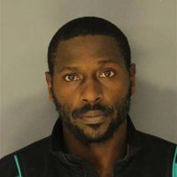 Antonio Brown renuncia a la extradición por cargos de intento de asesinato y regresará a Miami