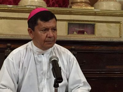Asaltan al obispo de Tehuacán; le roban su camioneta