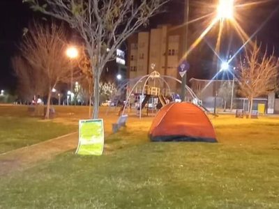 Una pareja con cinco hijos tuvo que dormir en una plaza en Santa Genoveva por no conseguir alquiler