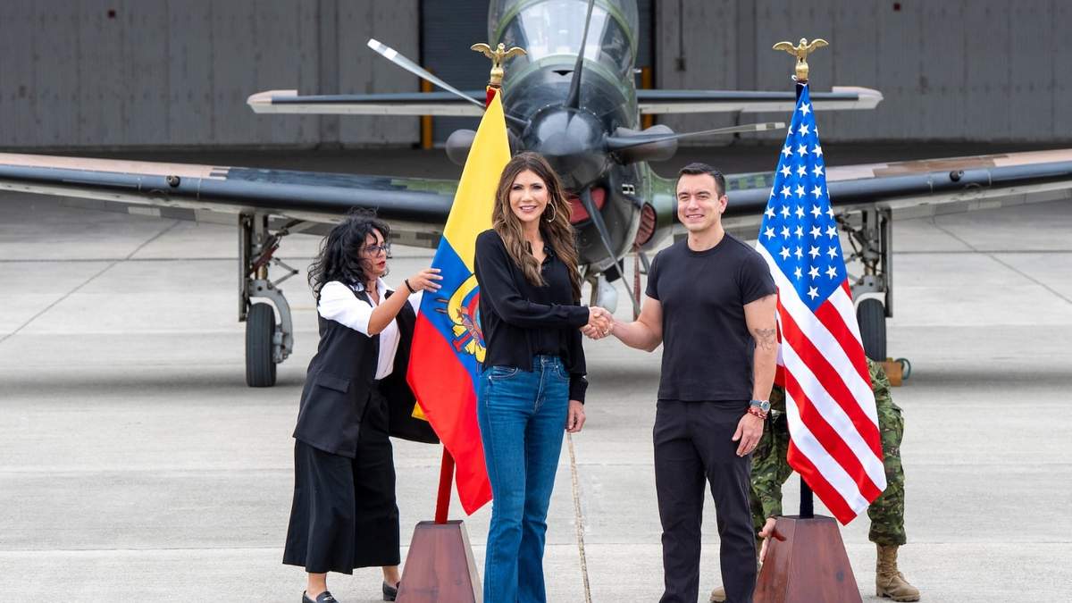 La secretaria de Seguridad Interior de Estados Unidos, Kristi Noem, estrecha la mano del presidente de Ecuador, Daniel Noboa, en la base aérea Eloy Alfaro