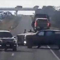 Comando cierra autopista, intercepta tráiler y roba camionetas de lujo (Video)