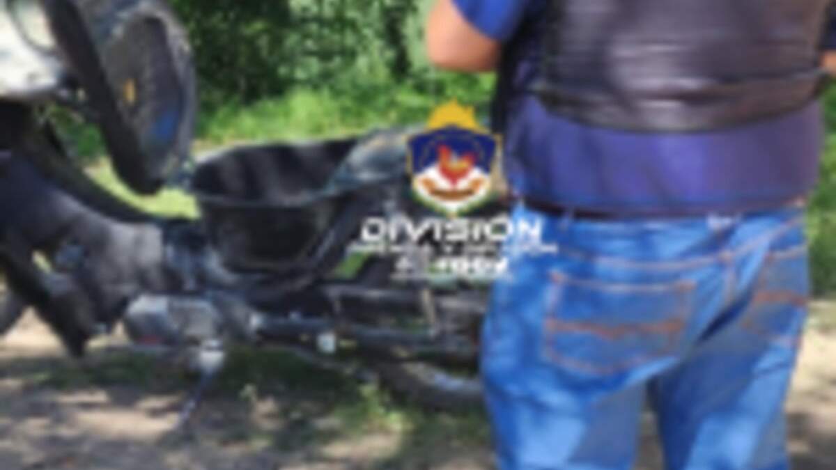 Agente de la policía junto a la moto robada. Fuente: (Policía de Neuquén).