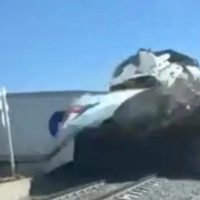Tren embiste y parte en dos a tráiler que quedó atrapado entre las vías en León (Video)