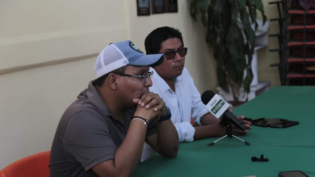 De gorra, el dirigente del Sindicato Nacional de Redactores de la Prensa, Luis Blancas, y el reportero Eduardo Yener de los Santos