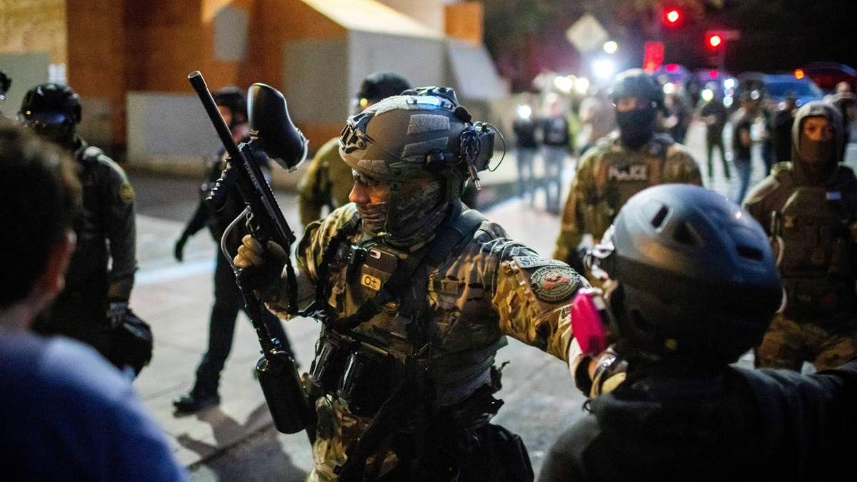 Policías montan guardia cerca de una oficina del ICE el 5 de octubre de 2025, en Portland, Oregon