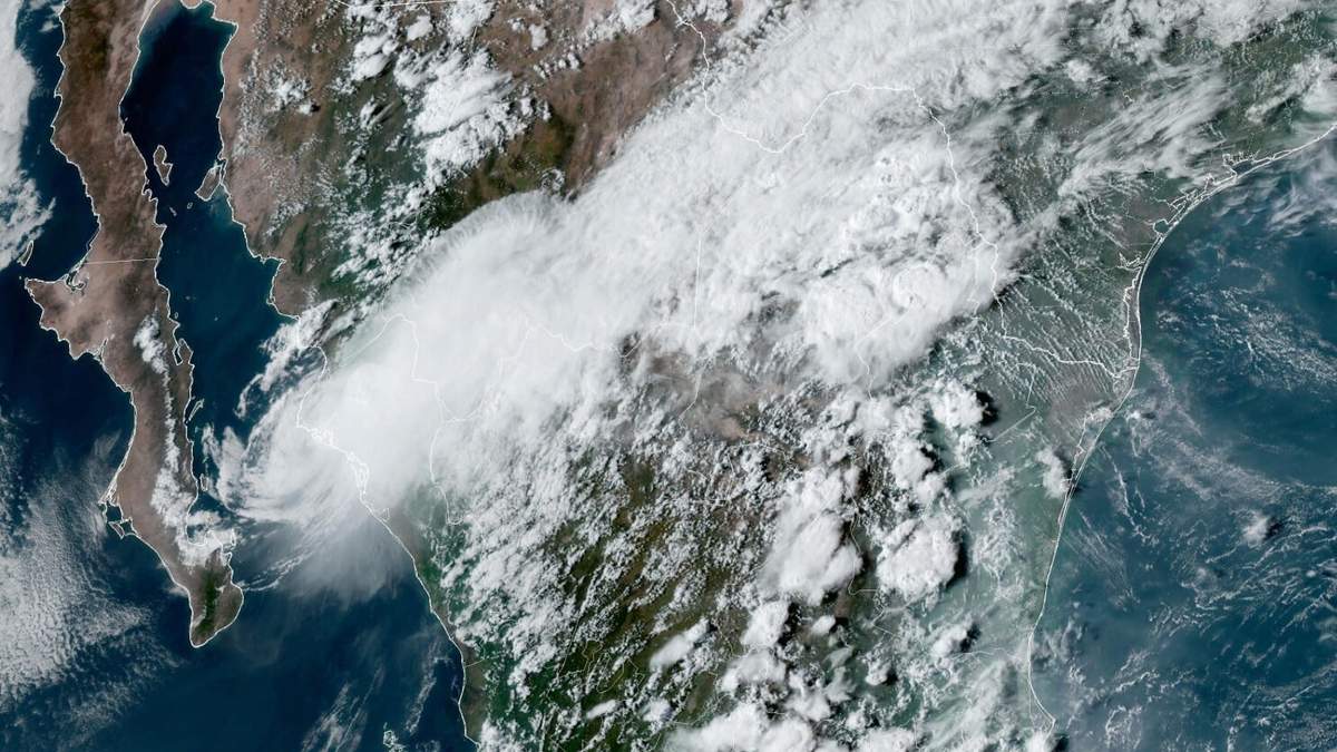 Esta imagen por satélite proporcionada por la Oficina Nacional de Administración Oceánica y Atmosférica de Estados Unidos muestra la tormenta tropical Ileana, a la izquierda, cerca de la ciudad costera mexicana de Topolobampo en el lado oriental del Golfo de California