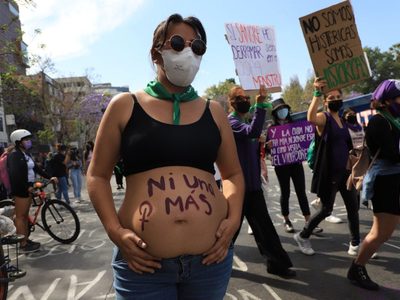 "Juntas somos fuego", claman en la marcha 8M, a pie de murallas convertidas en memoriales