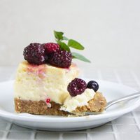 Cuadraditos de cheesecake sin horno: rápidos de hacer y una tentación total para la merienda