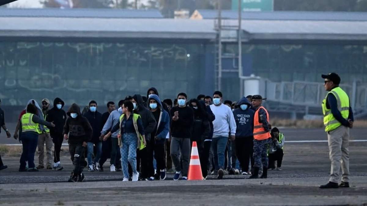 Migrantes deportados llegan a Guatemala