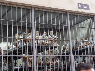 Migrantes podrán impugnar deportaciones de EU a prisión de El Salvador