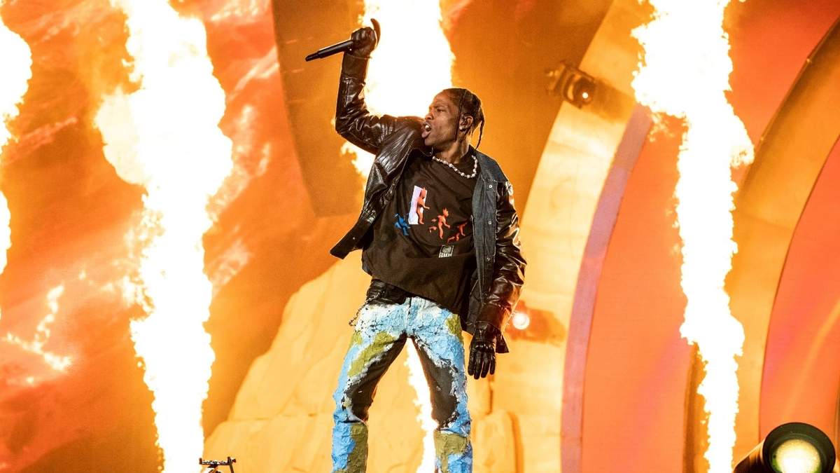 Travis Scott durante su presentación en el Festival Astroworld en Houston, el 5 de noviembre de 2021