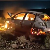 Pérdidas totales: un auto fue consumido por las llamas mientras transitaba por la Ruta 67