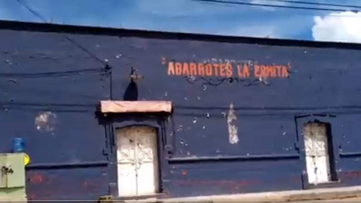 Balas en las paredes de una tienda, productos de los enfrentamientos en Ermita de los Correa