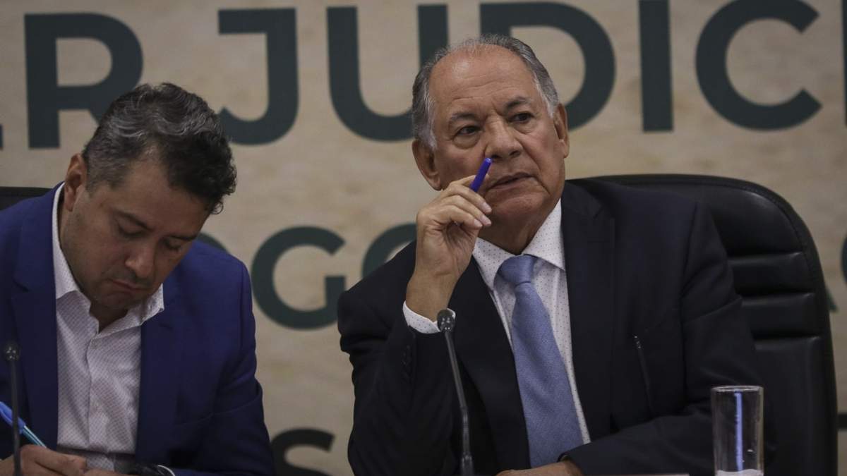 A la derecha Juan Ramiro Robledo, diputado presidente de la comisión de Puntos Constitucionales